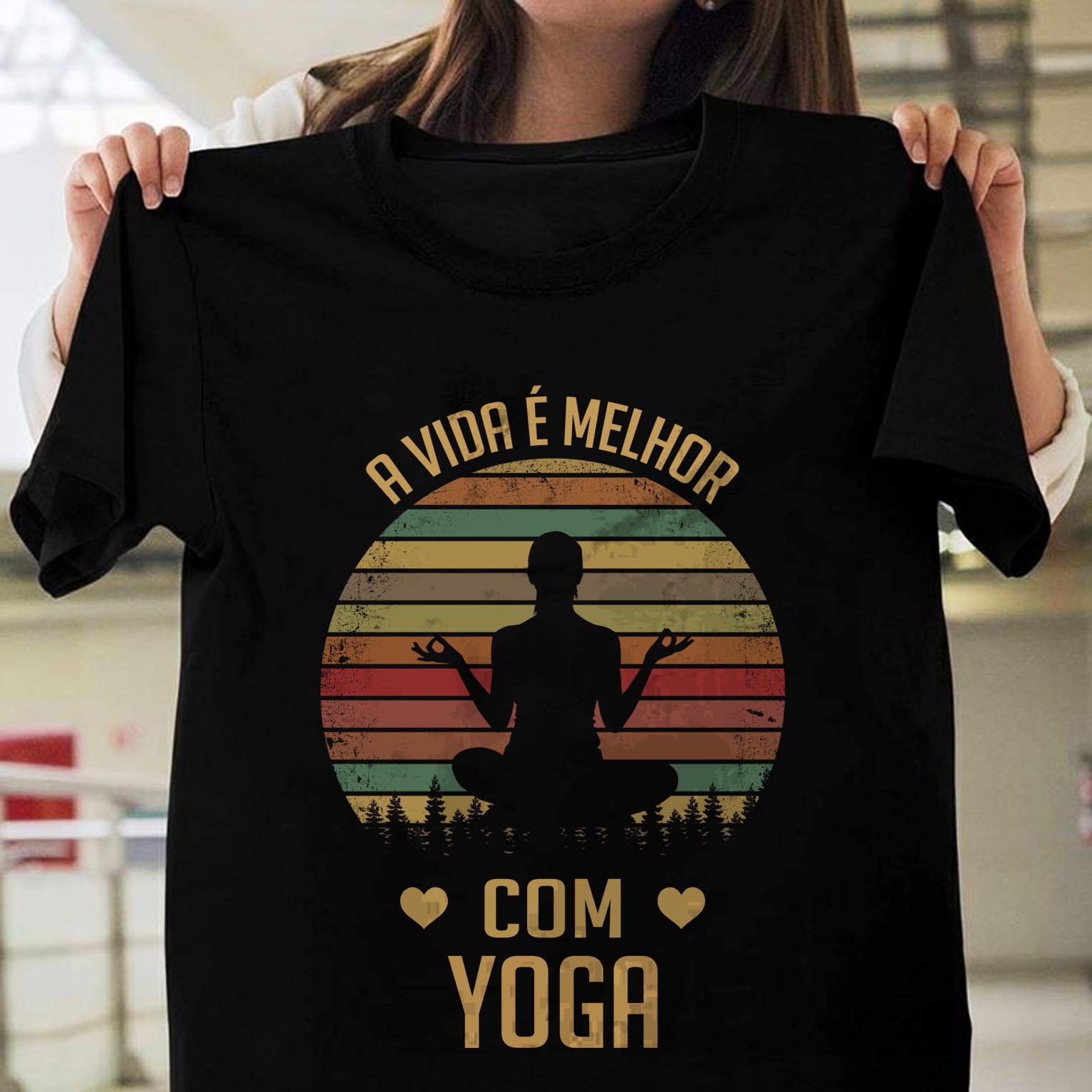 Camiseta Yoga Eu Sou Uma Mulher Simples Yoga Amor Paz